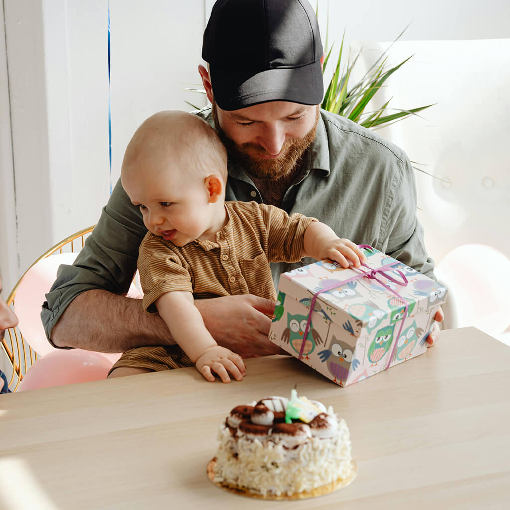 Vaderdag vader krijgt cadeautje van baby met taart